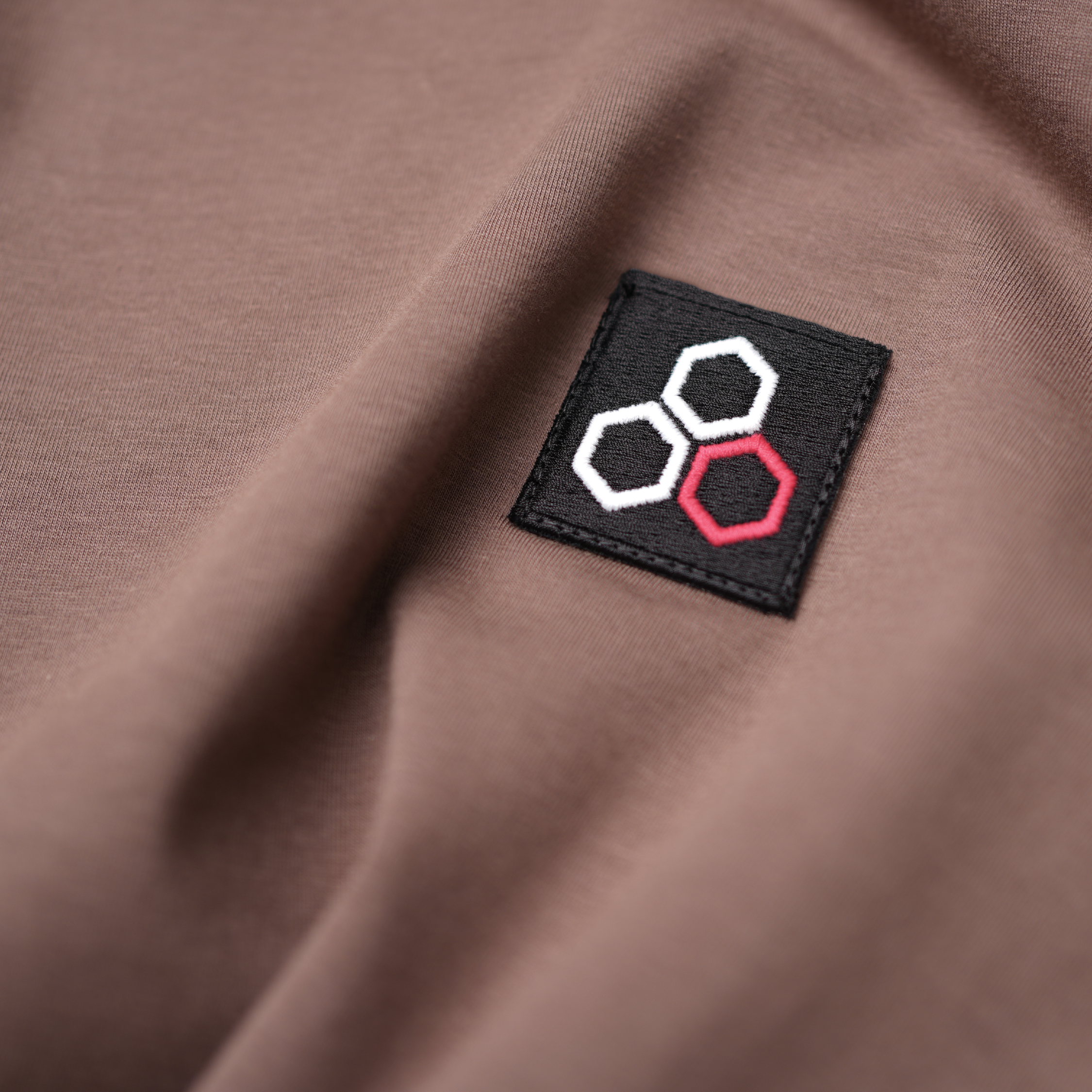 071024_OSCURO d-07 GRU Oscuro Tee with Sleeve detail